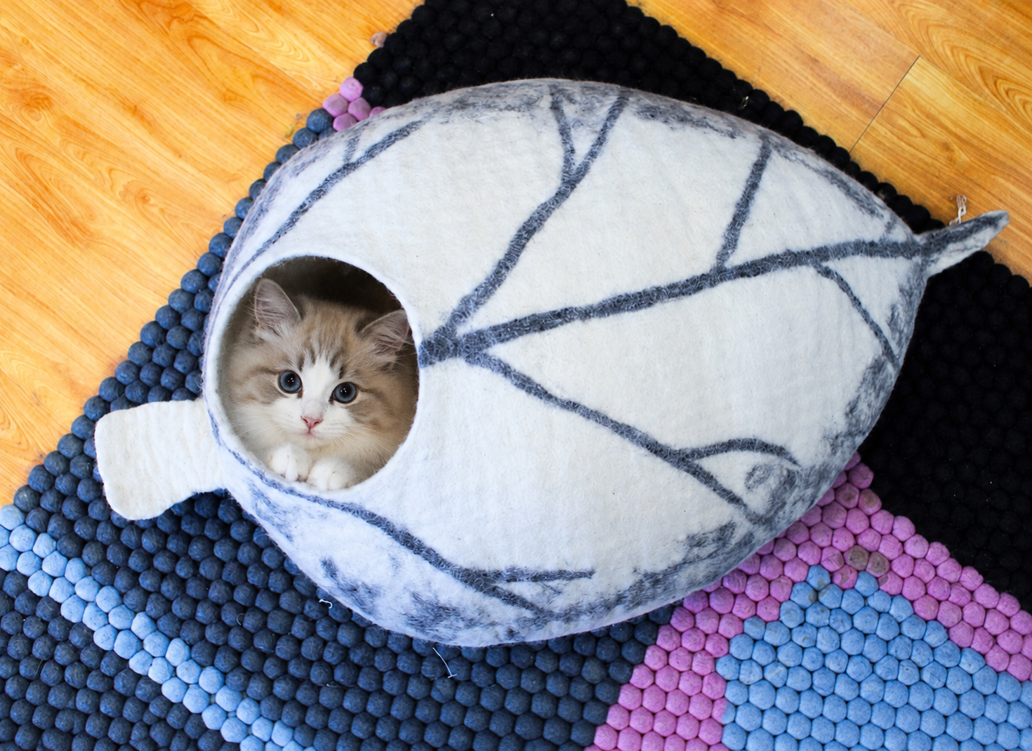 Niche pour chat en feutre à motif de feuilles blanches