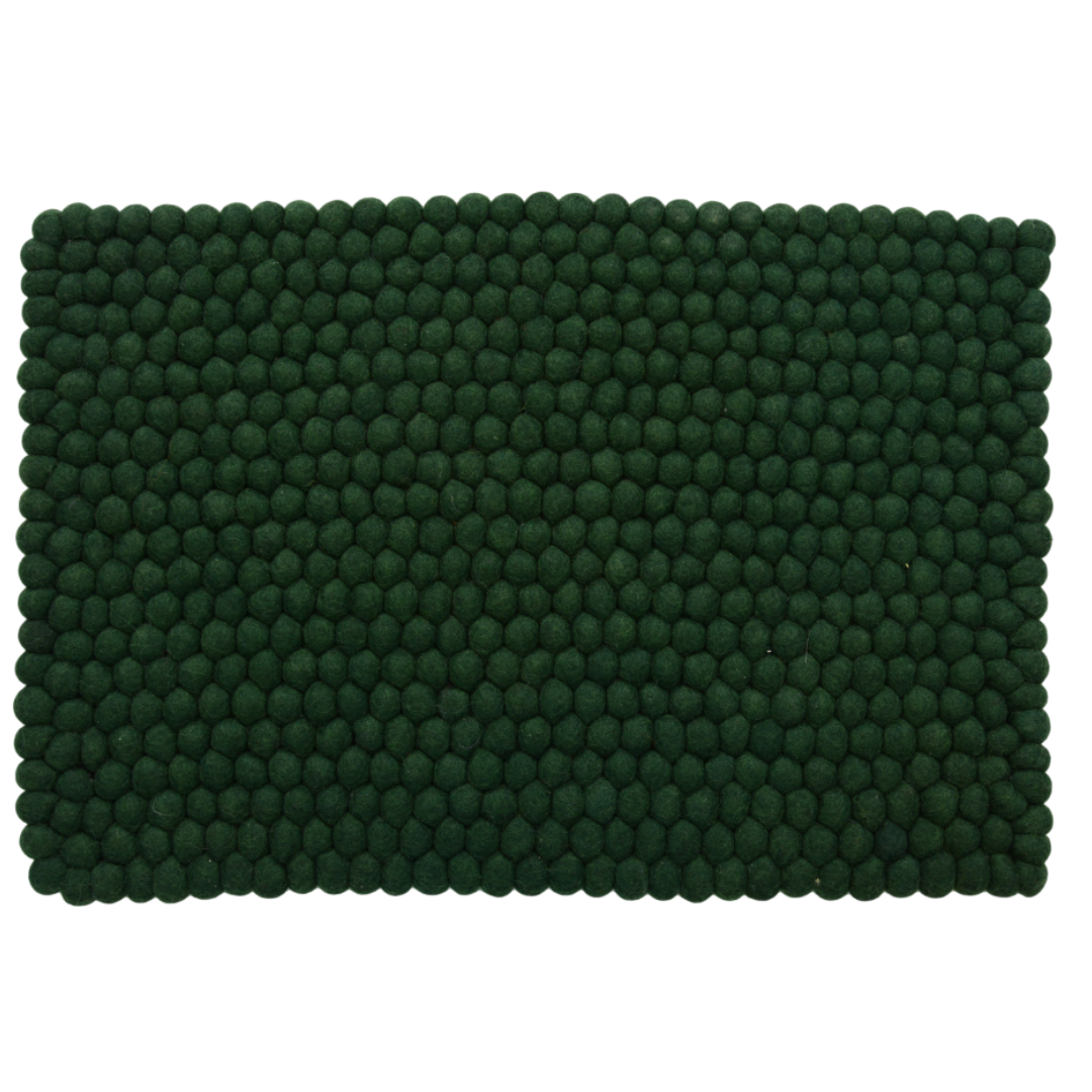 Tapis en laine feutrée vert foncé fait main avec boules