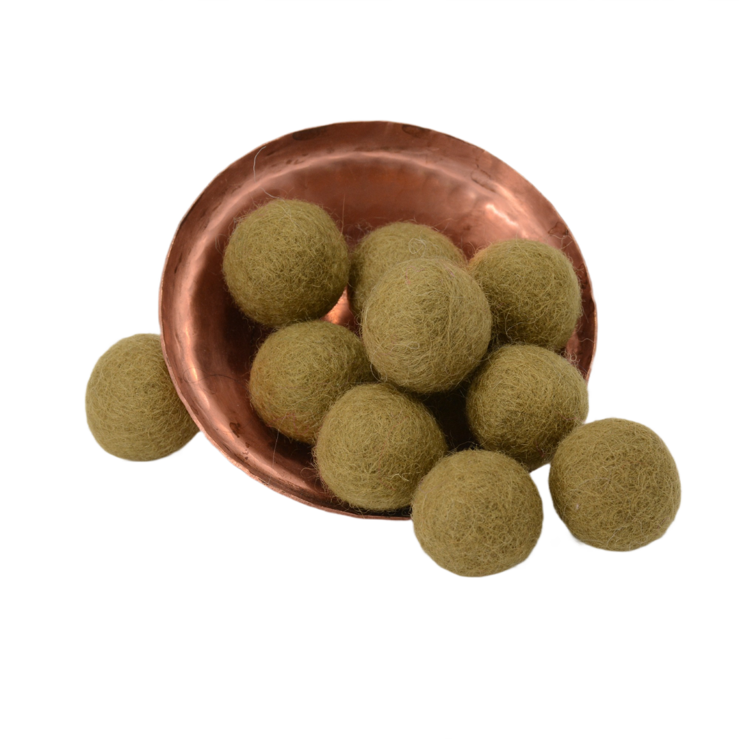 Handgefertigte Pompons aus schlammgrünen Wollfilzkugeln