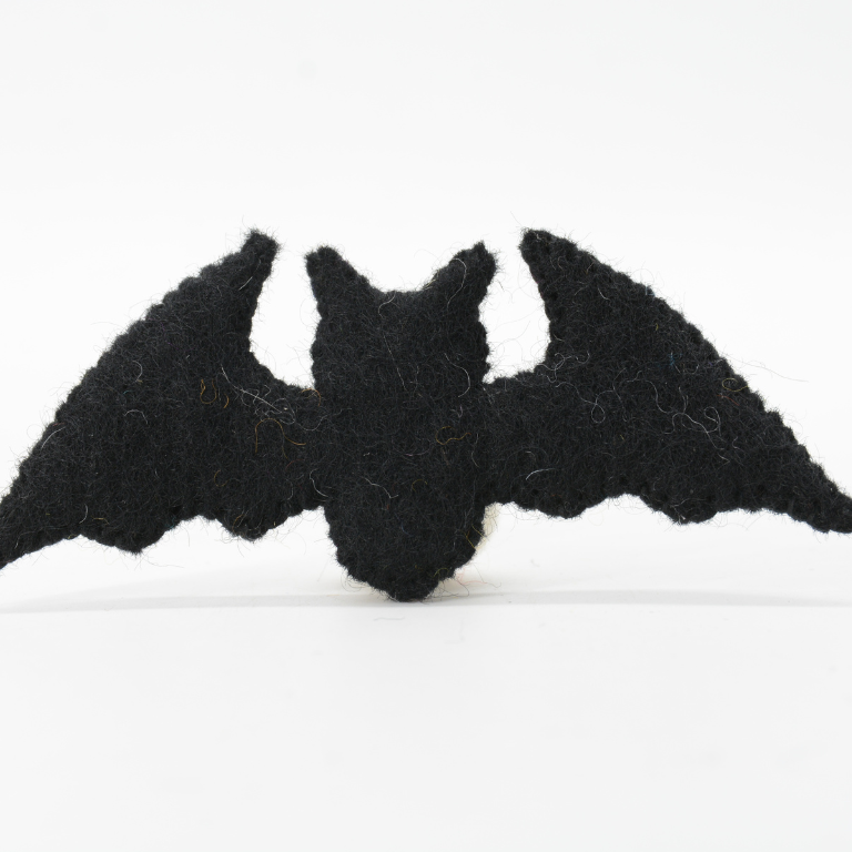 Adorno de murciélago de fieltro hecho a mano – Decoración espeluznante de Halloween