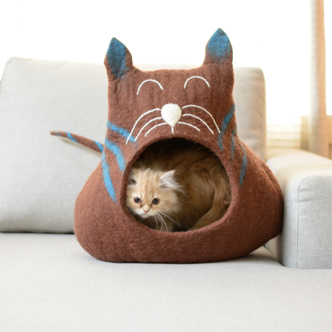 Handgefertigtes Katzenhöhlenbett aus Filz mit braunem Katzenkopf-Design