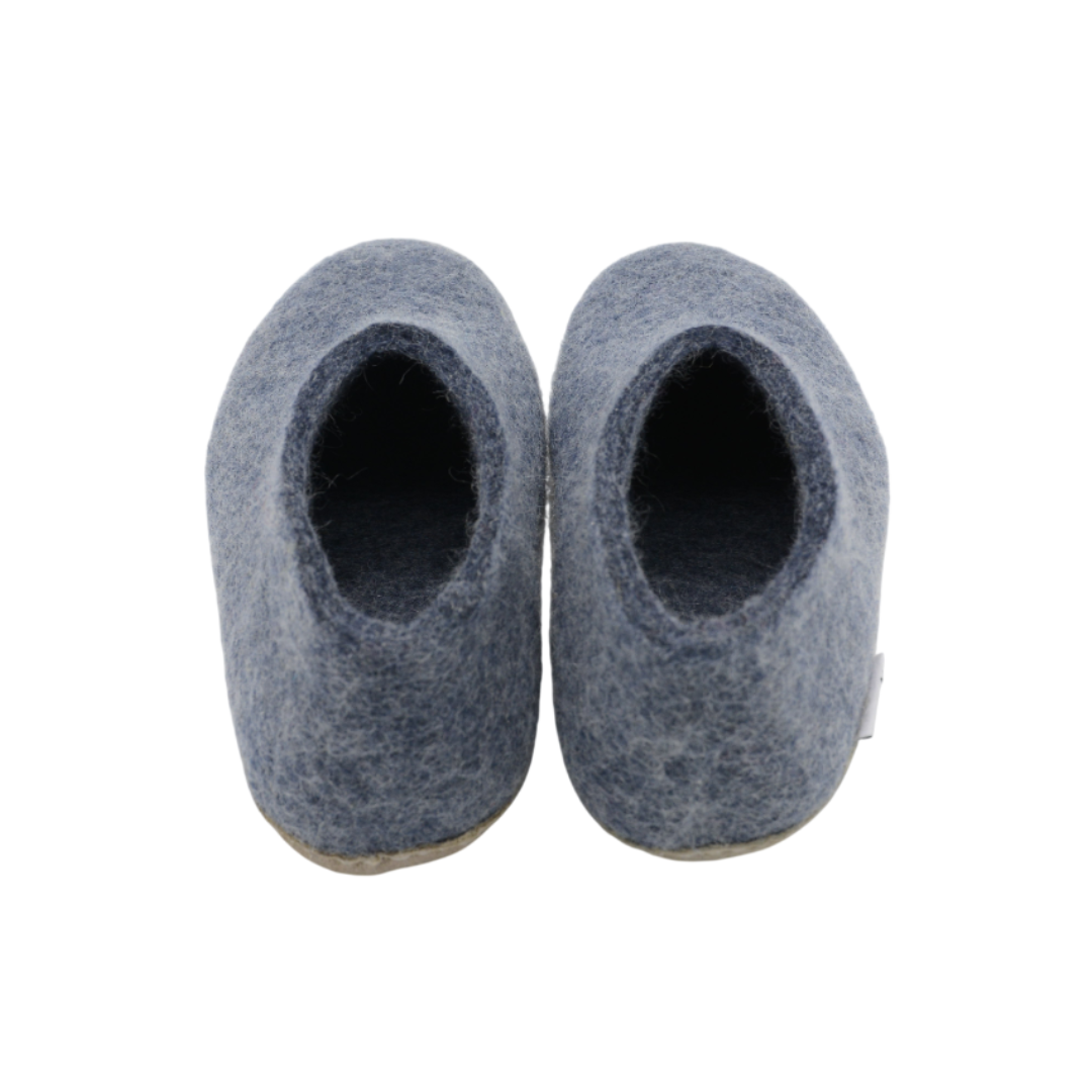 Scarpe da interno in feltro di lana blu denim, fatte a mano, con suola in cuoio.