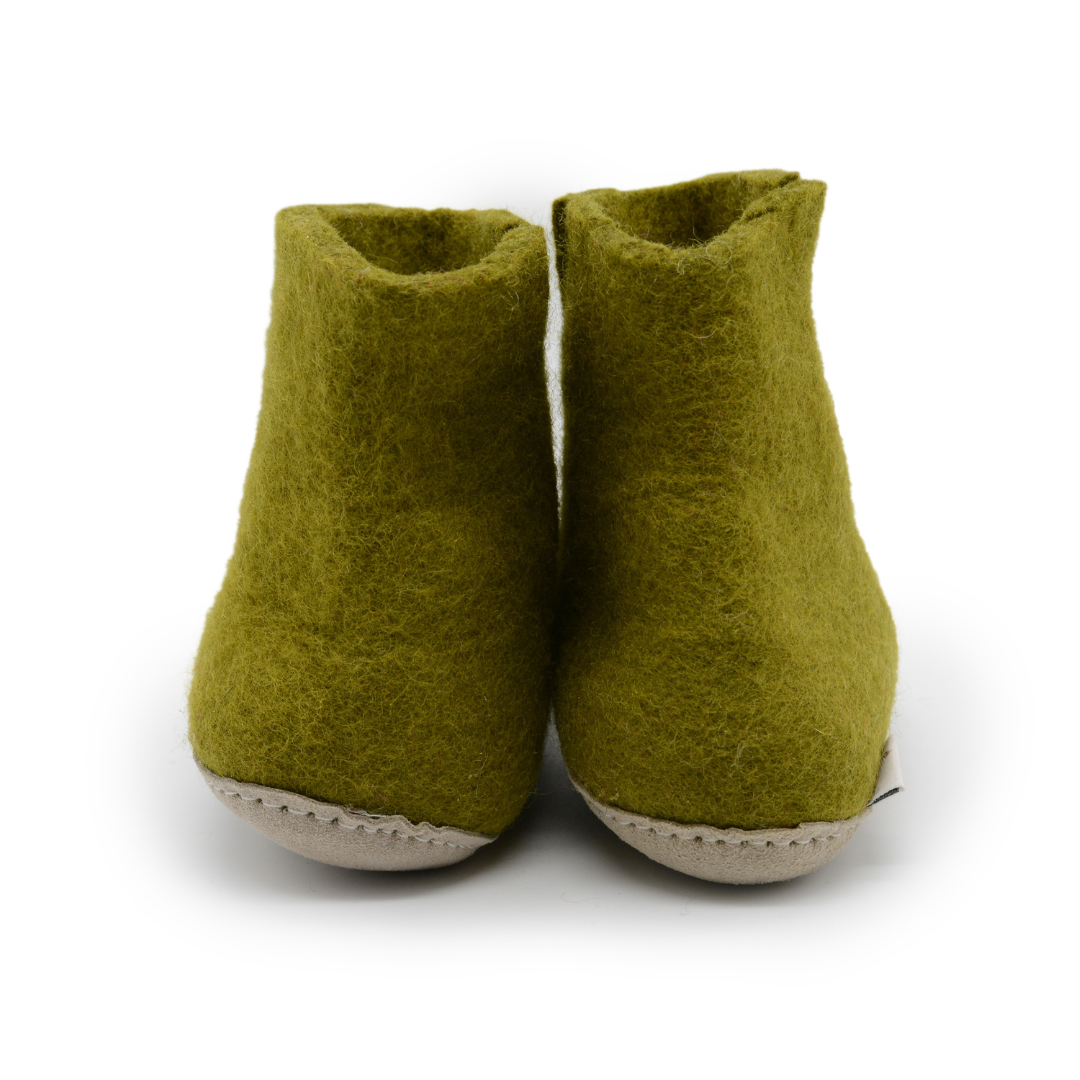 Chausson d'intérieur en feutre de laine vert olive fait main avec semelle en cuir