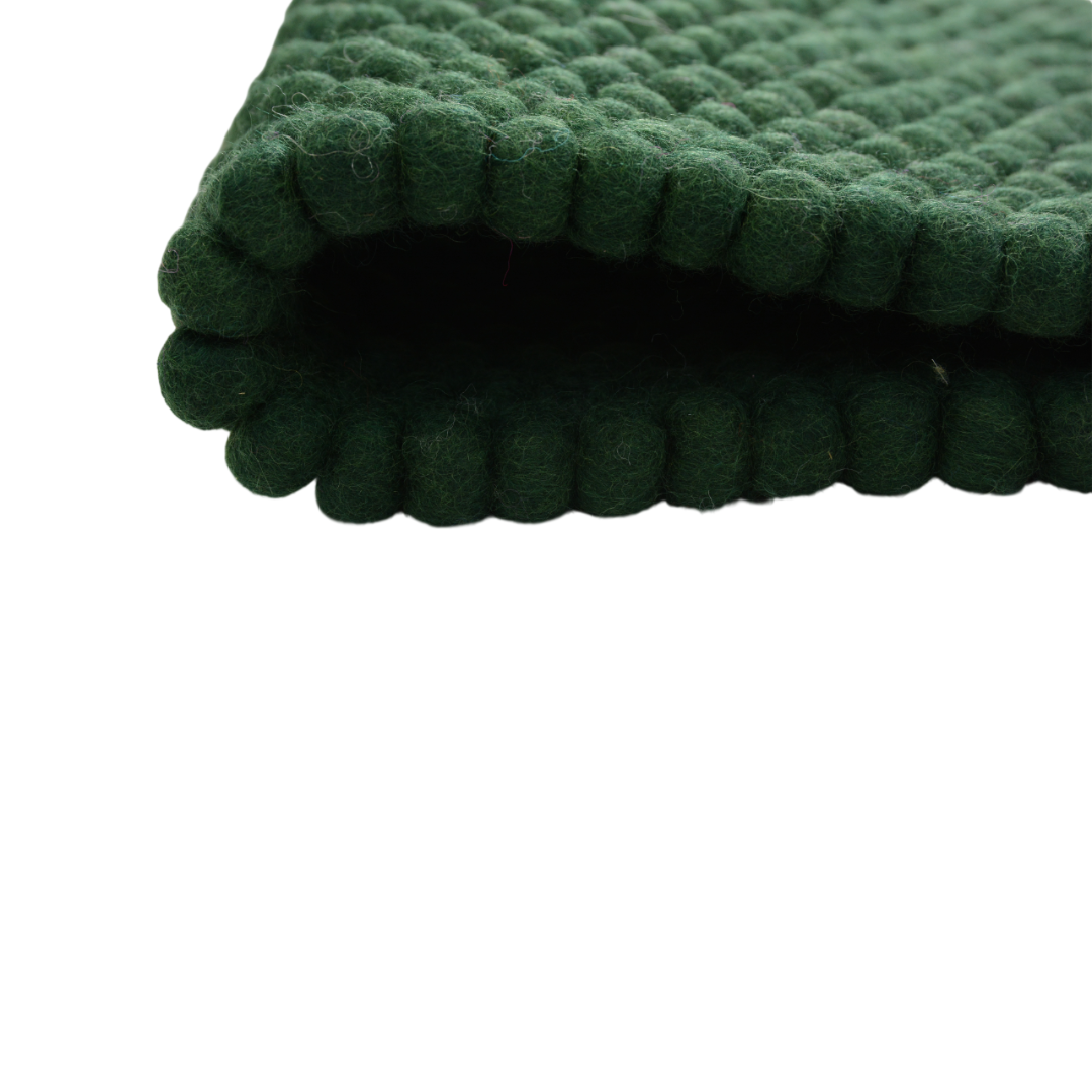 Tapis en laine feutrée vert foncé fait main avec boules