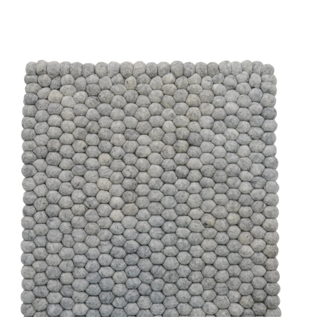 Tappeto per cameretta in feltro grigio fatto a mano con palline di lana.
