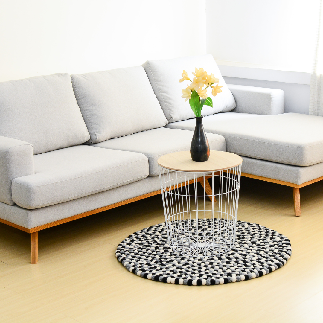 Tapis Rond Fait Main en Laine avec Boules de Feutre Noires et Blanches