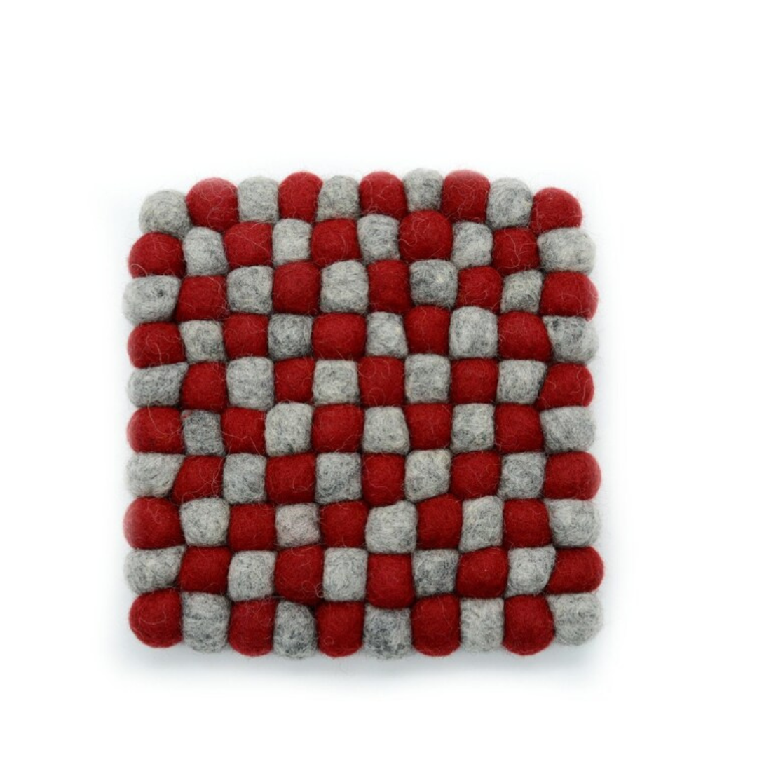 Sous-verres faits main en boules de feutre rouge et gris, set de dessous de plat carrés en laine