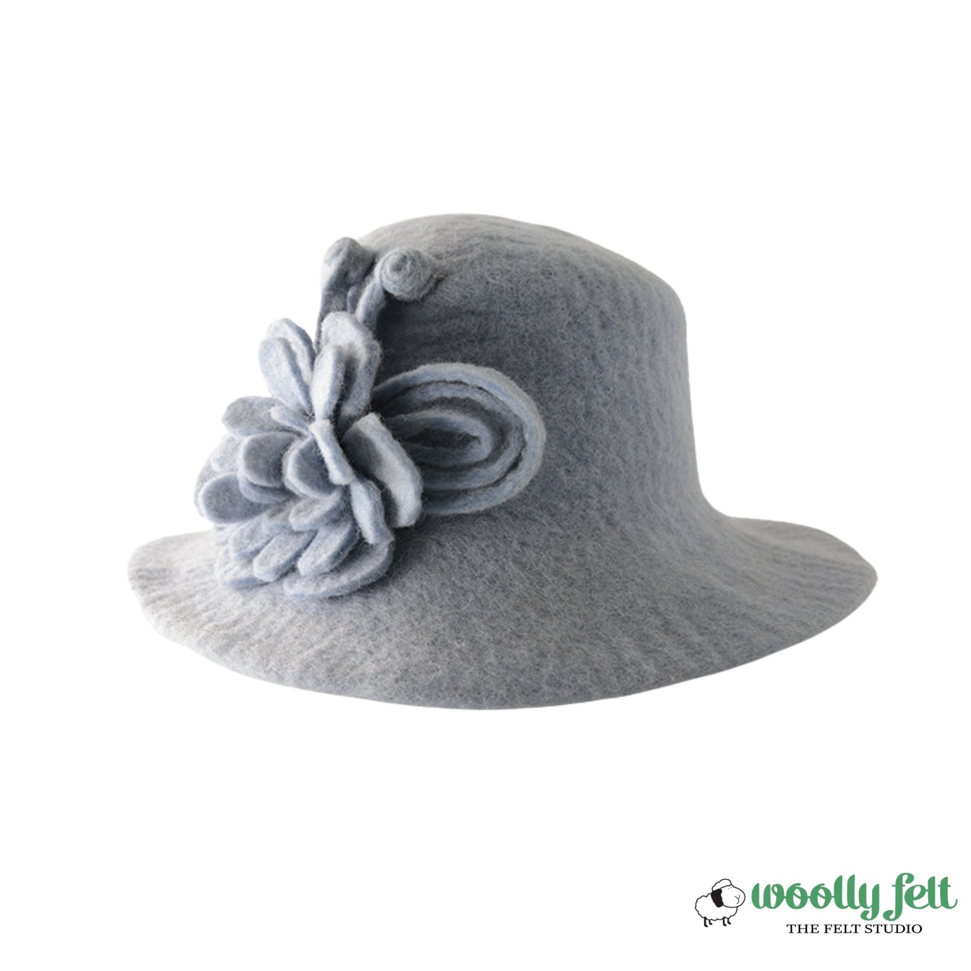 Ravissant chapeau en feutre de laine grise avec motif floral