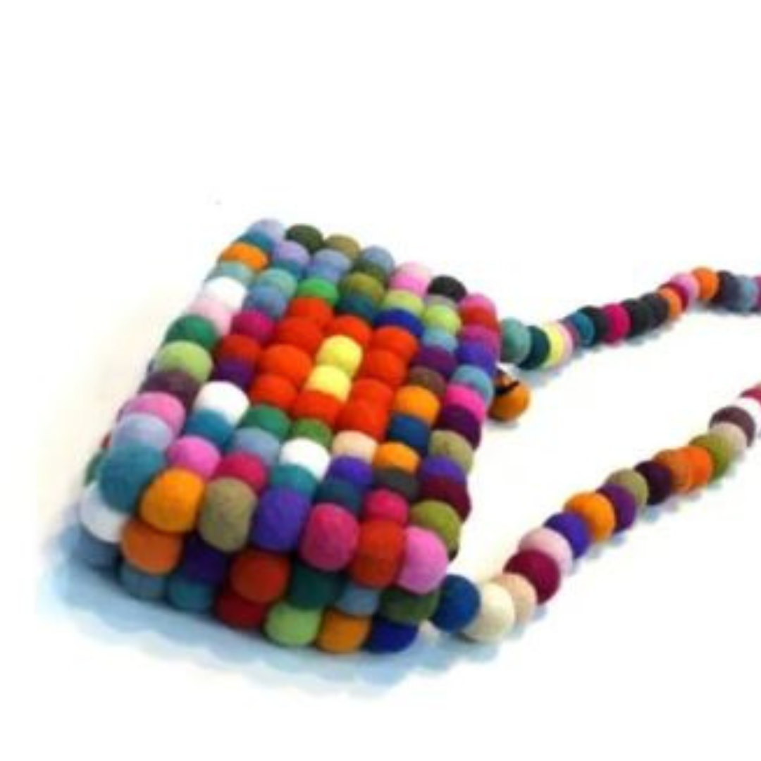 Sac à bandoulière en feutre de laine multicolore avec sangle en boules de feutre