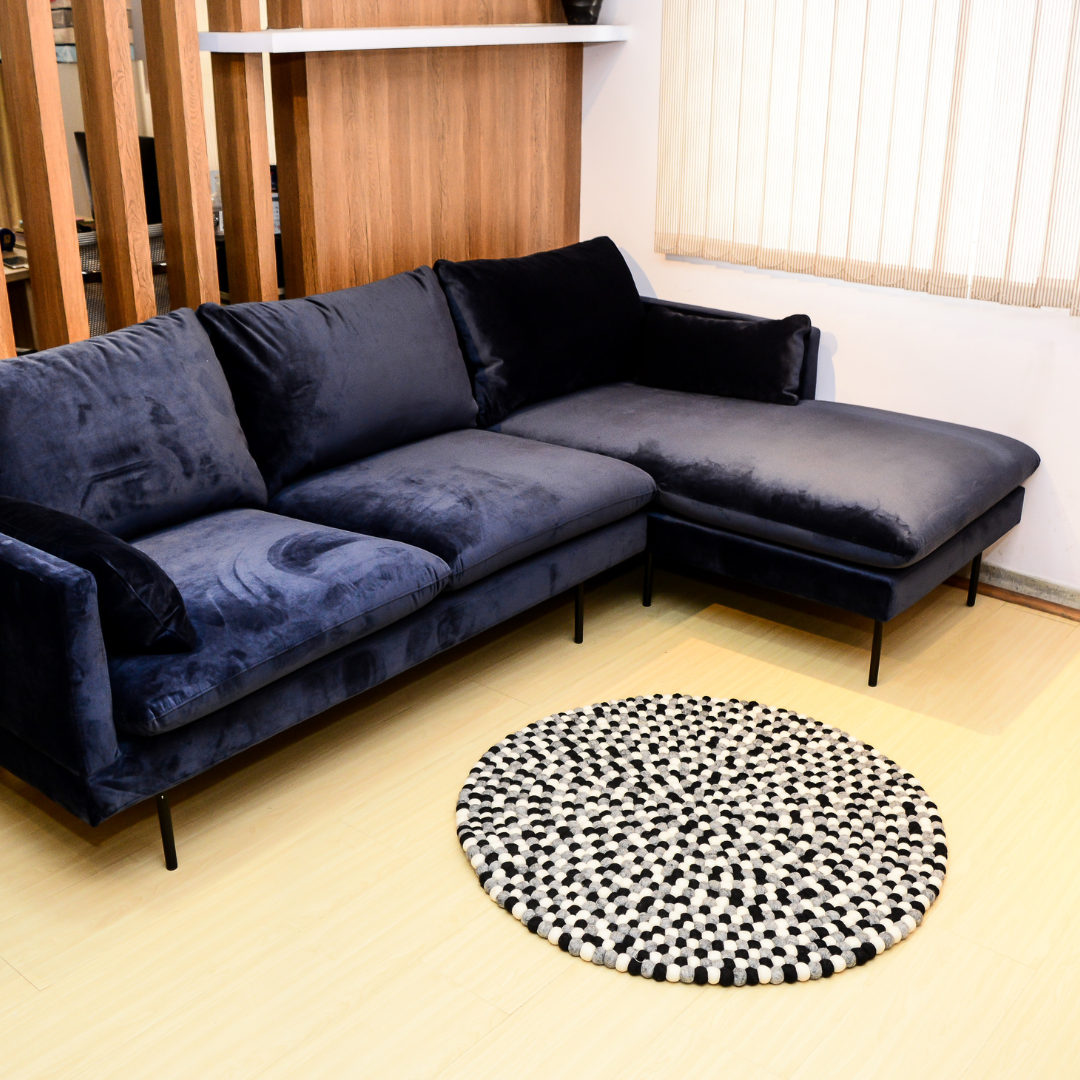 Tapis Rond Fait Main en Laine avec Boules de Feutre Noires et Blanches