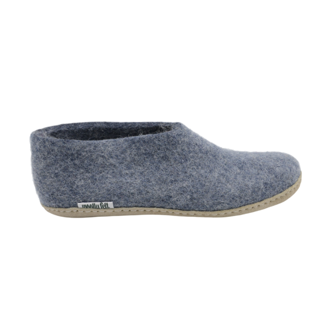 Scarpe da interno in feltro di lana blu denim, fatte a mano, con suola in cuoio.