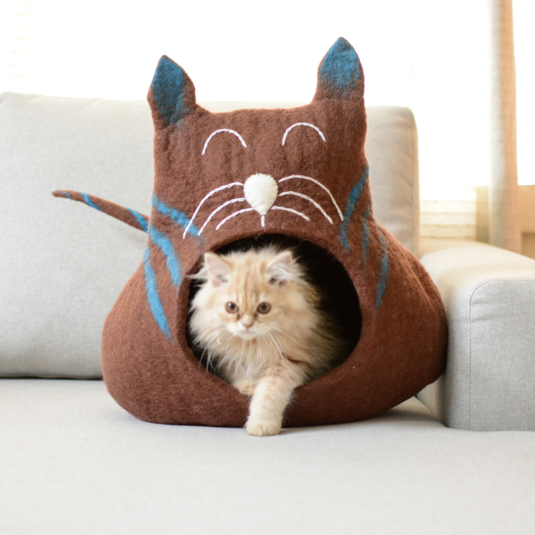 Handgefertigtes Katzenhöhlenbett aus Filz mit braunem Katzenkopf-Design