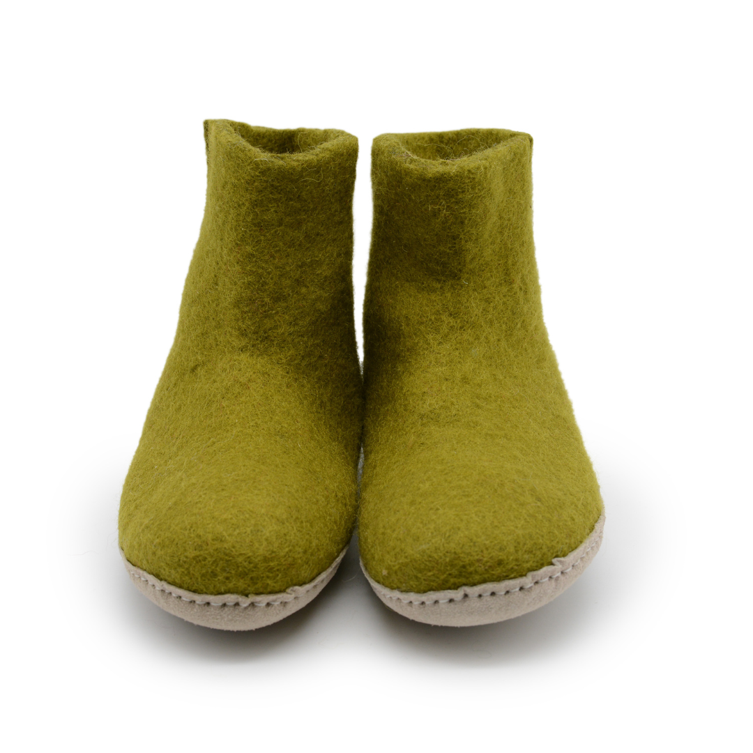Chausson d'intérieur en feutre de laine vert olive fait main avec semelle en cuir