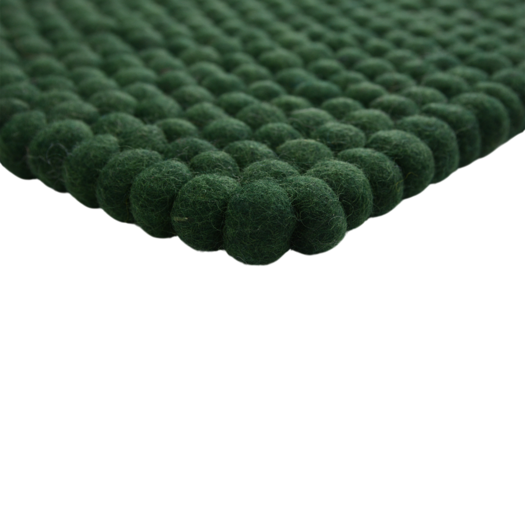 Tapis en laine feutrée vert foncé fait main avec boules
