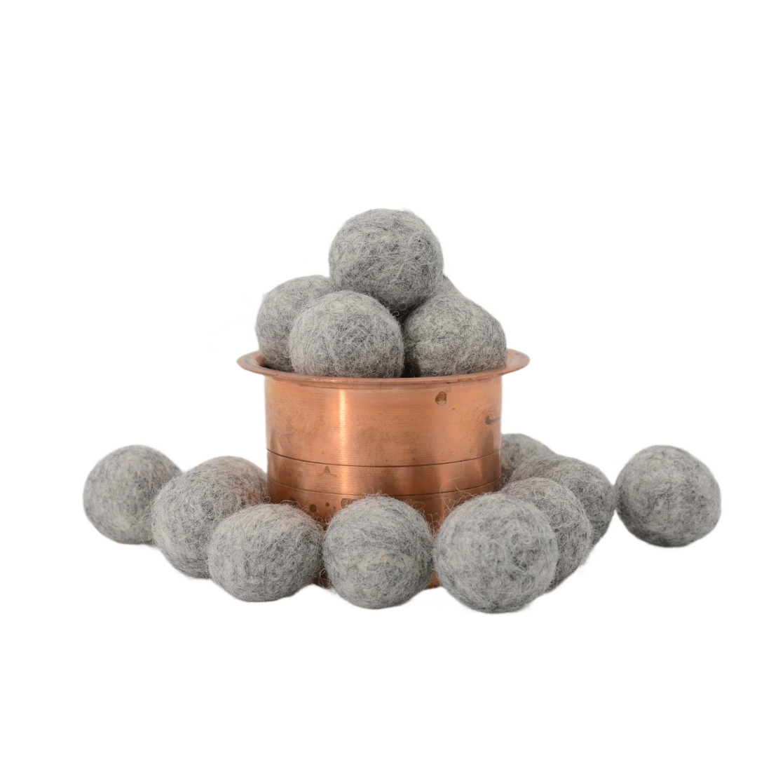 Handgefertigte Pompons aus naturgrauem Wollfilz