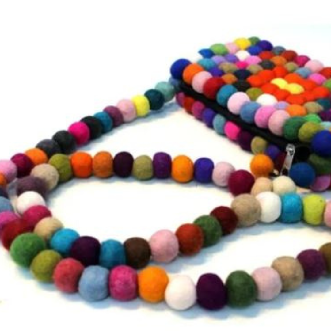 Sac à bandoulière en feutre de laine multicolore avec sangle en boules de feutre