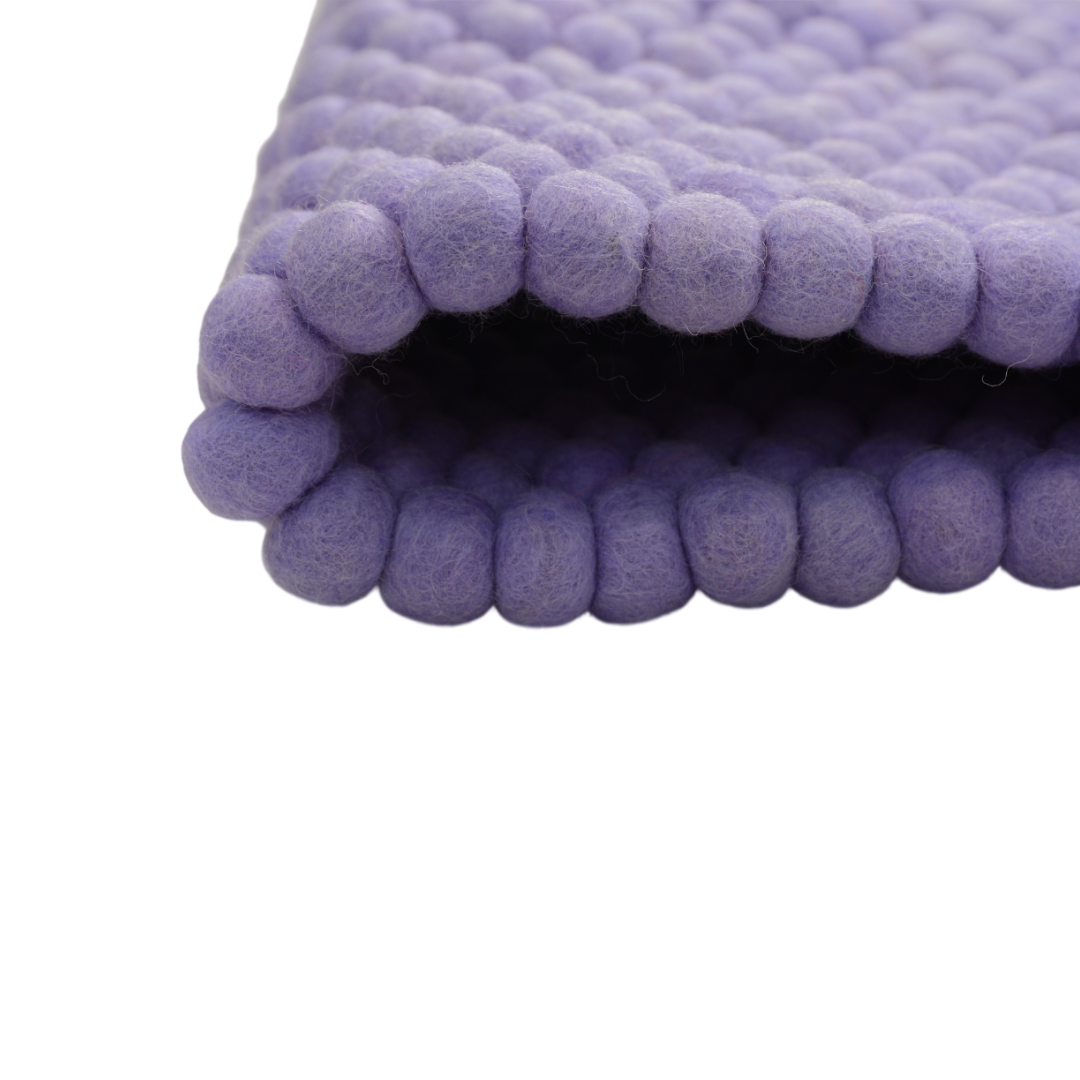 Tappeto rettangolare in lana color lavanda, fatto a mano.