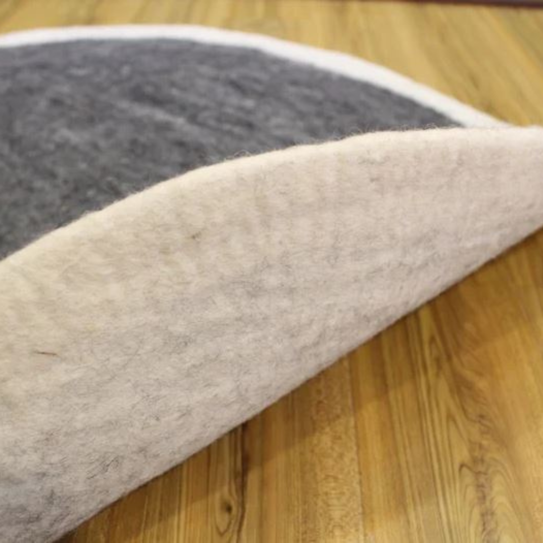 Tapis de couchage gris en feutre pour chien avec bord blanc, lit pour animaux en laine