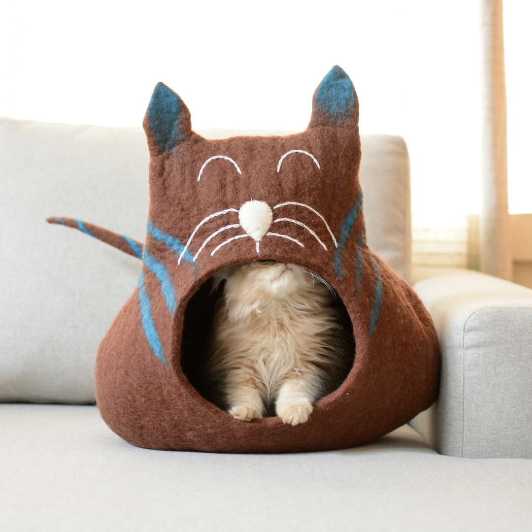Handgefertigtes Katzenhöhlenbett aus Filz mit braunem Katzenkopf-Design