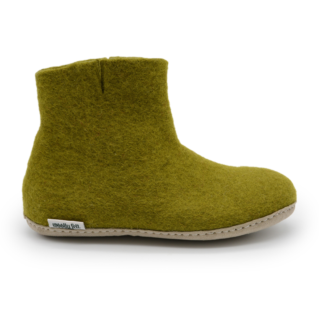 Chausson d'intérieur en feutre de laine vert olive fait main avec semelle en cuir