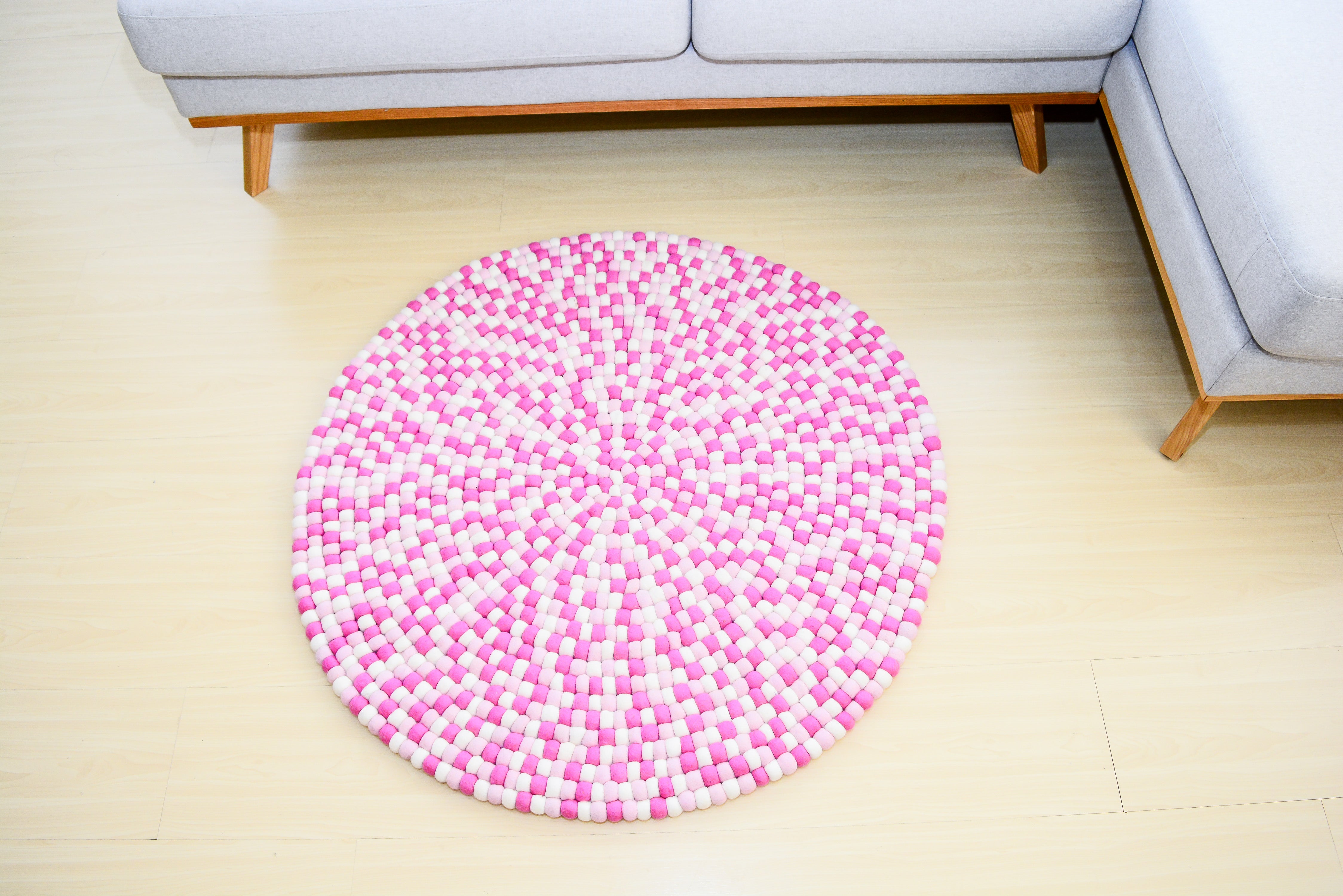 Handgefertigter runder Filzteppich in Rosa