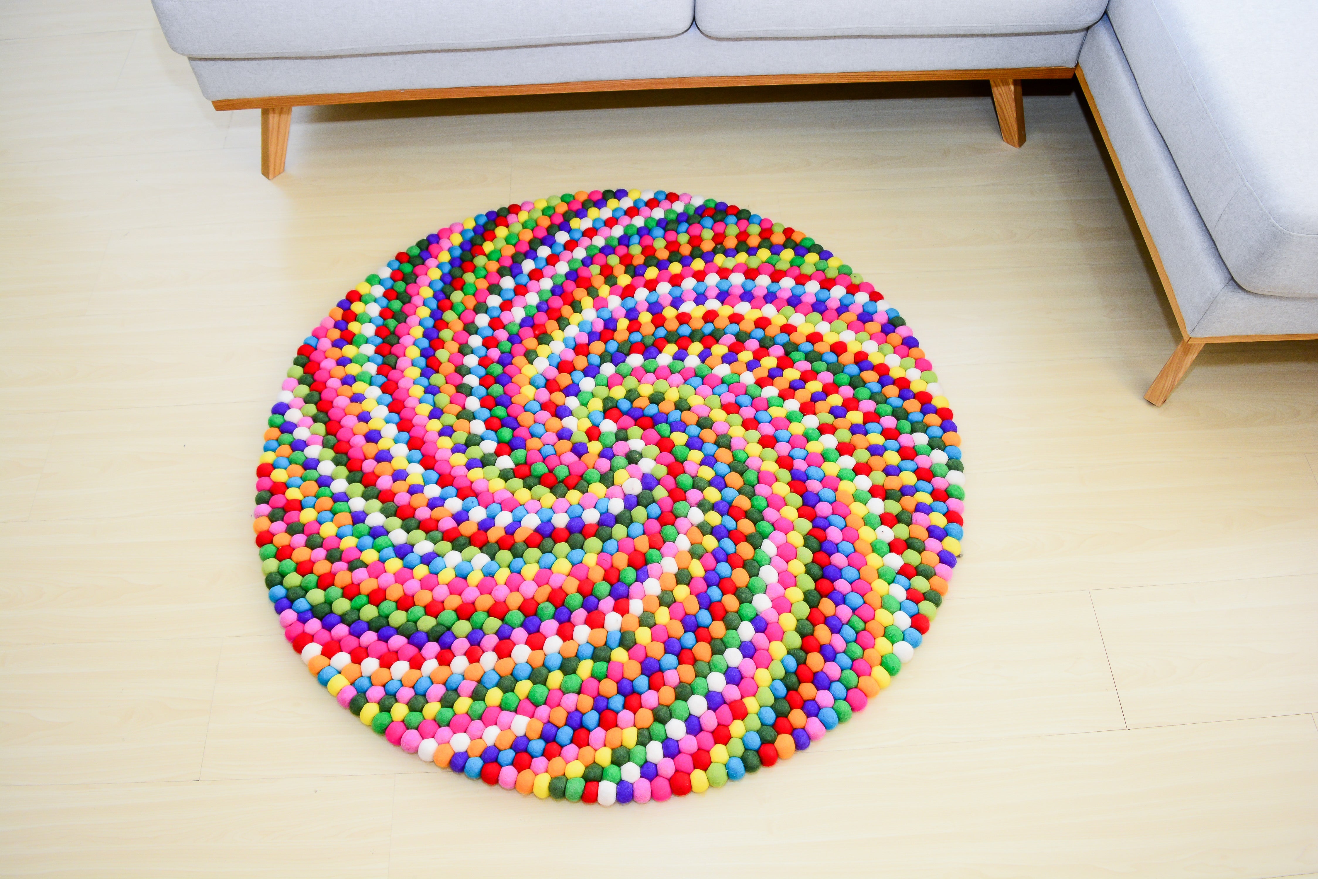 Handgefertigter runder Filzball-Teppich mit Regenbogenspirale