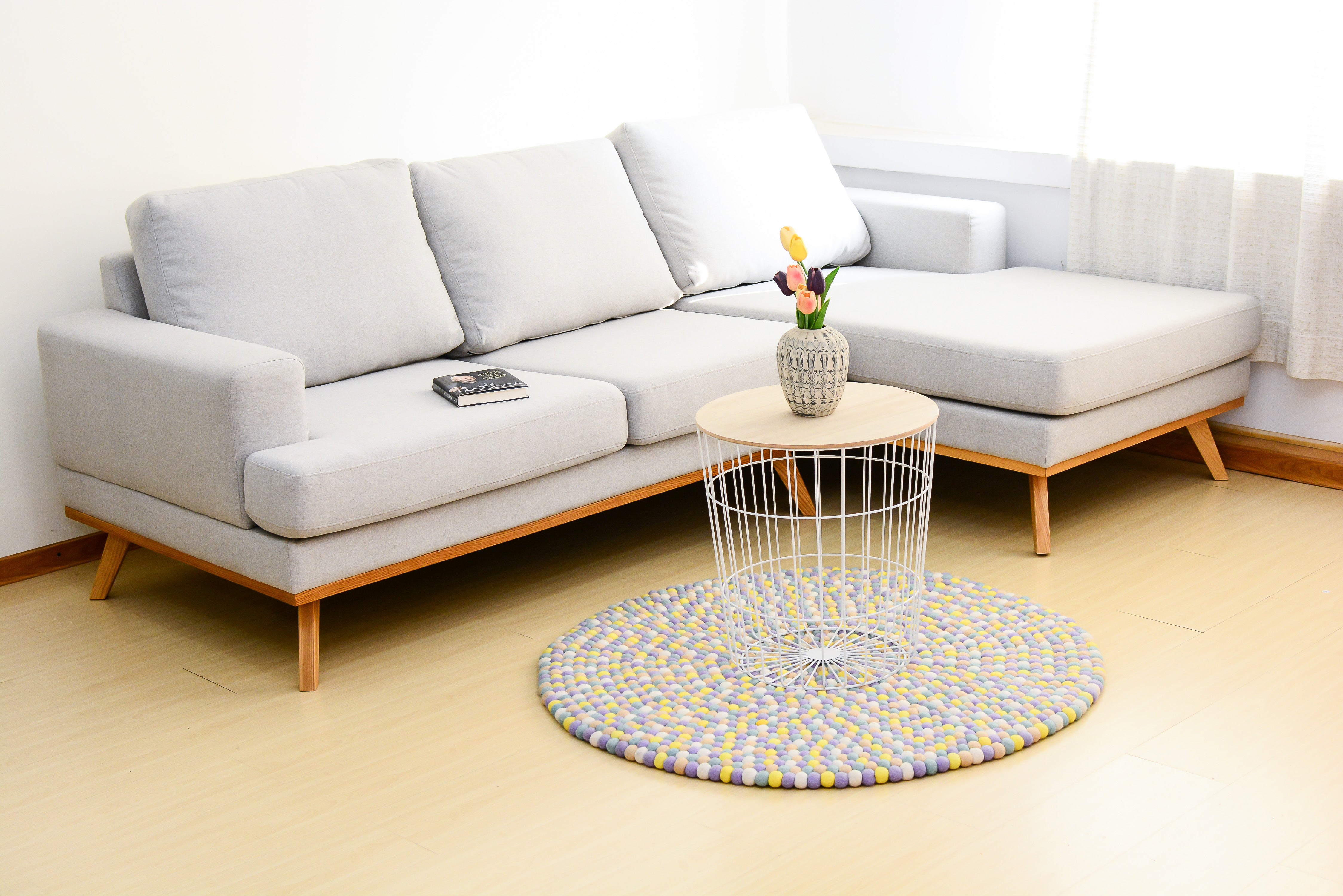 Tapis rond artisanal en feutre de laine à boules pastel