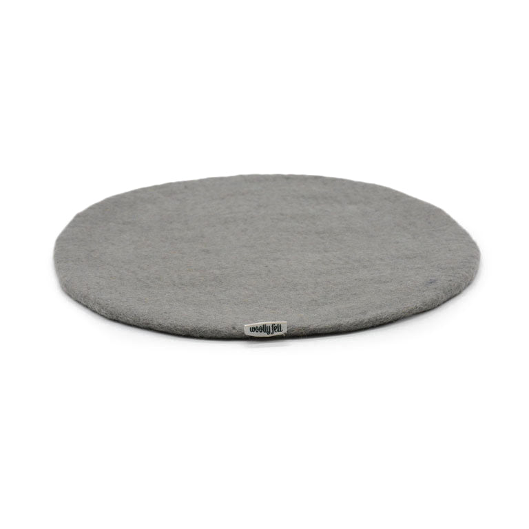 Cuscino per sedia piatto in feltro grigio, fatto a mano, sottile in lana.