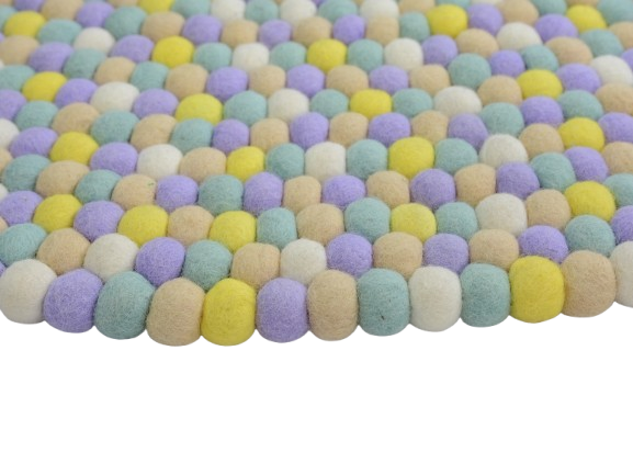 Tapis rond artisanal en feutre de laine à boules pastel
