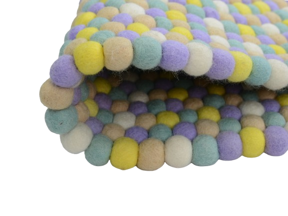 Tapis rond artisanal en feutre de laine à boules pastel