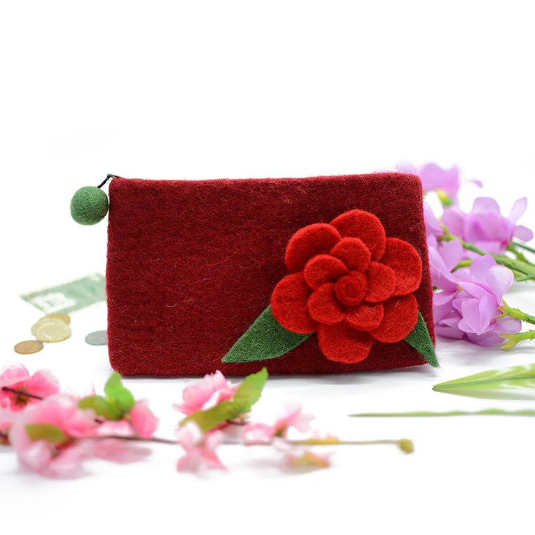 Handtasche aus bordeauxrotem Wollfilz mit rotem Rosenblütenmuster