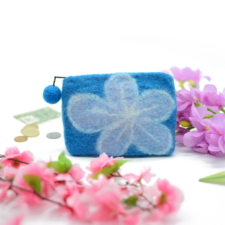 Geldbörse aus blauem Wollfilz mit weißem Blumenmuster