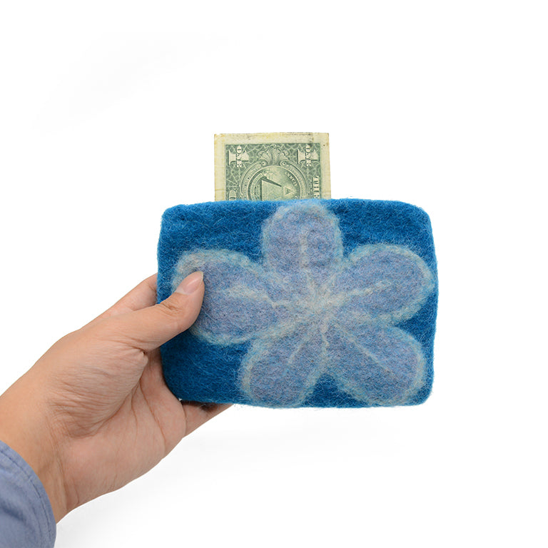 Geldbörse aus blauem Wollfilz mit weißem Blumenmuster