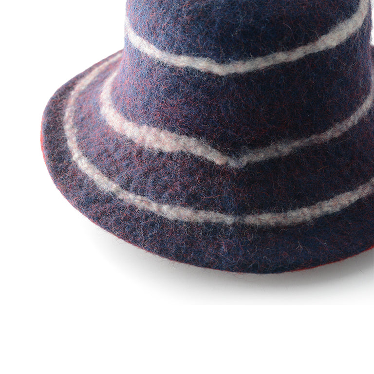 Dunkelblauer Wollfilzhut mit weißem Spiralmuster