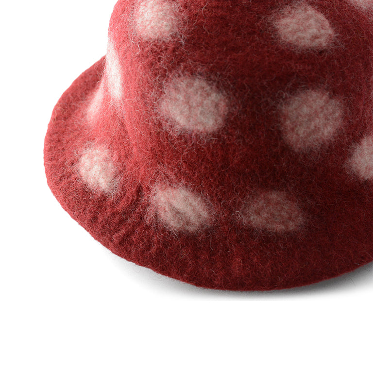 Roter Wollfilzhut mit weißen Punktverzierungen