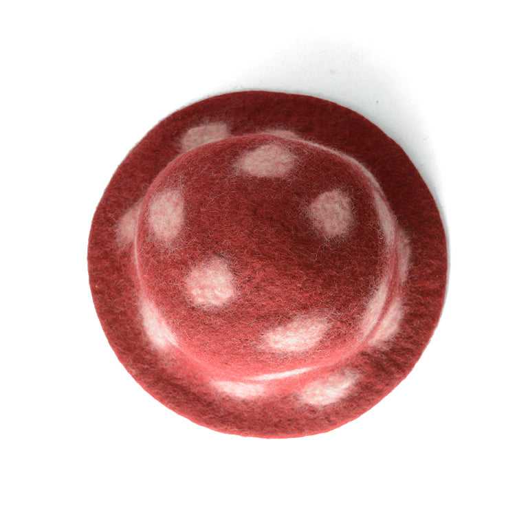 Roter Wollfilzhut mit weißen Punktverzierungen