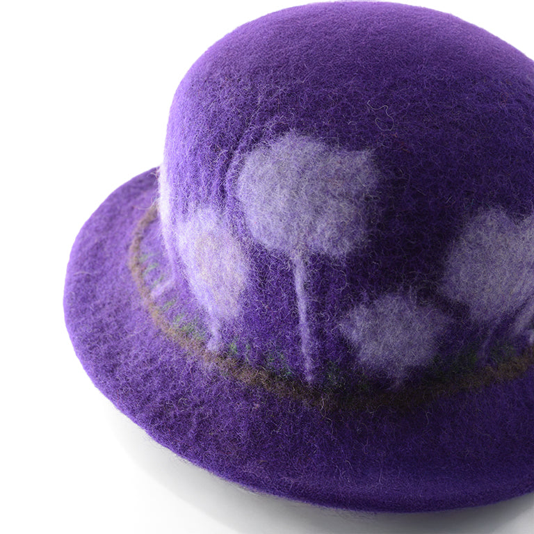 Chapeau en feutre de laine violet avec accent de fleur blanche
