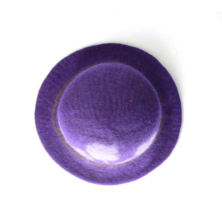 Chapeau en feutre de laine violet avec accent de fleur blanche