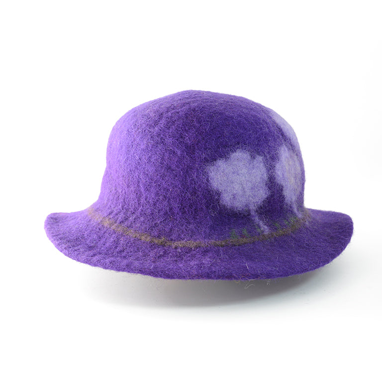 Chapeau en feutre de laine violet avec accent de fleur blanche