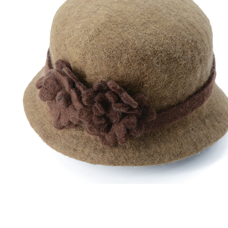 Chapeau unique en feutre de laine marron avec fleur décorative