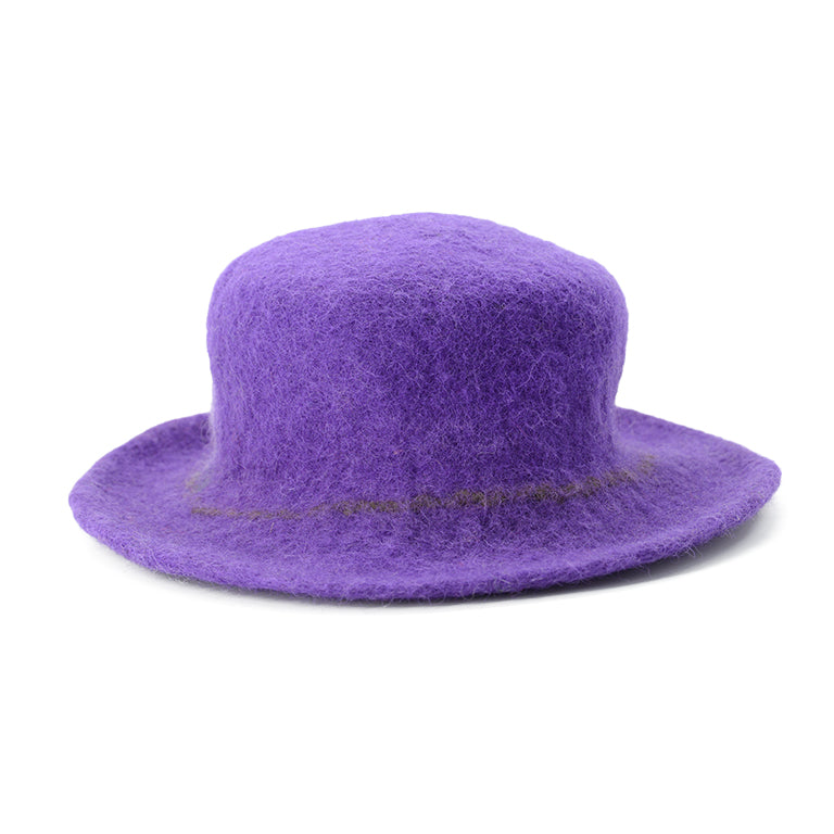 Chapeau en feutre de laine violet avec accent de fleur blanche