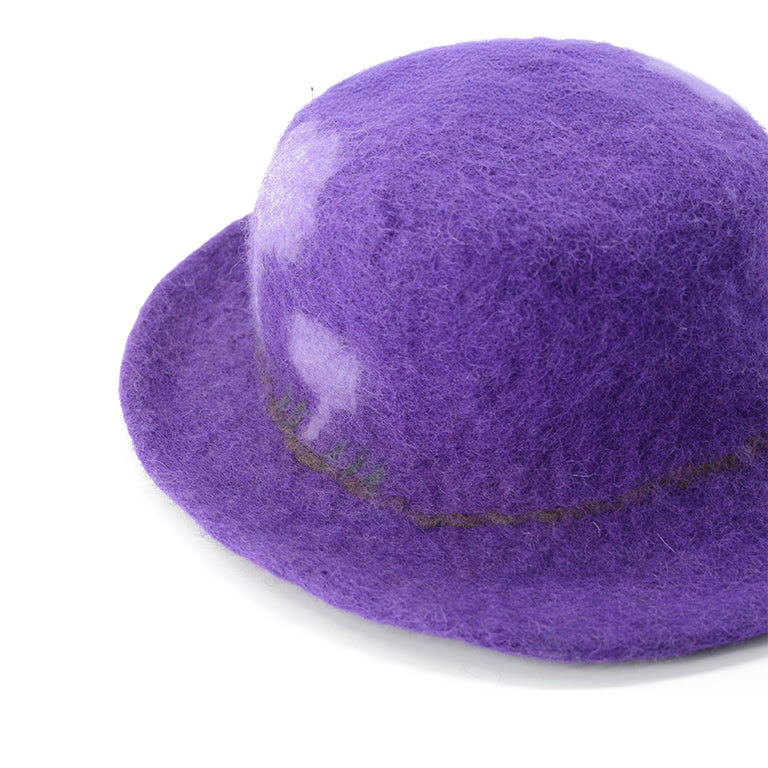 Chapeau en feutre de laine violet avec accent de fleur blanche