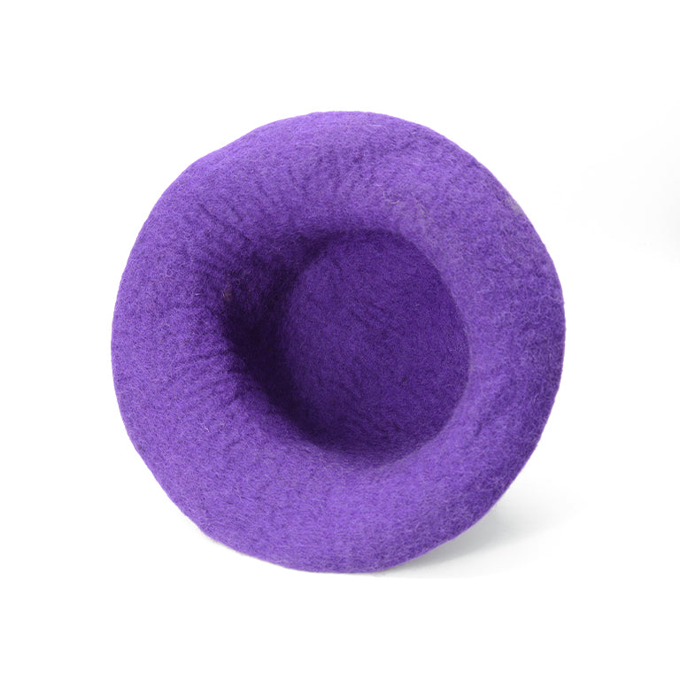 Chapeau en feutre de laine violet avec accent de fleur blanche