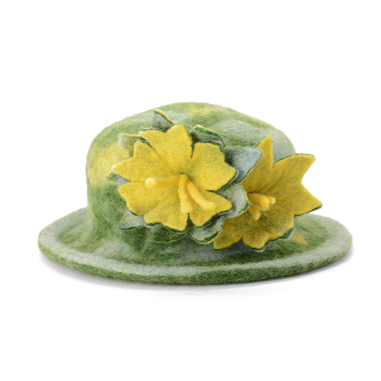 Chapeau en feutre de laine verte avec motif floral jaune