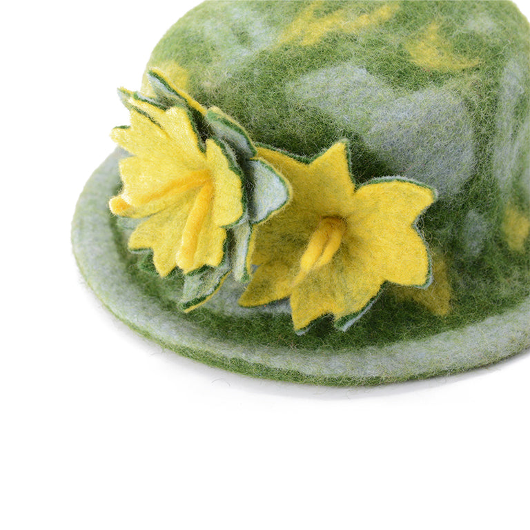 Chapeau en feutre de laine verte avec motif floral jaune