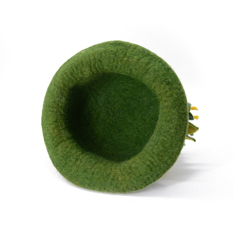 Chapeau en feutre de laine verte avec motif floral jaune