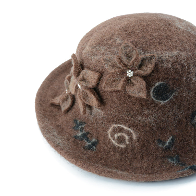 Brauner Wollfilzhut mit dreifacher Blumenverzierung