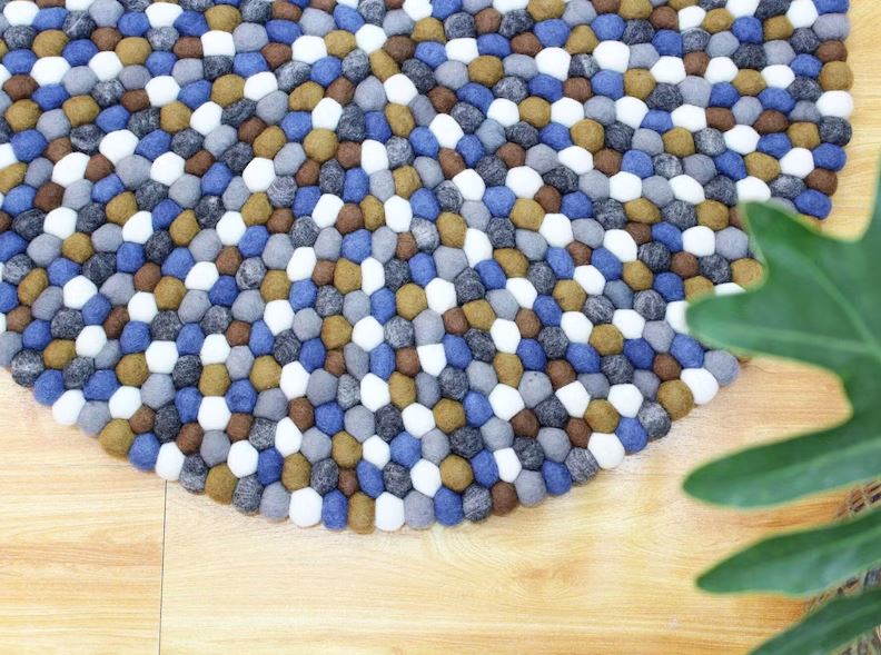 Tapis rond en feutre de laine mélangé bleu-marron fait à la main