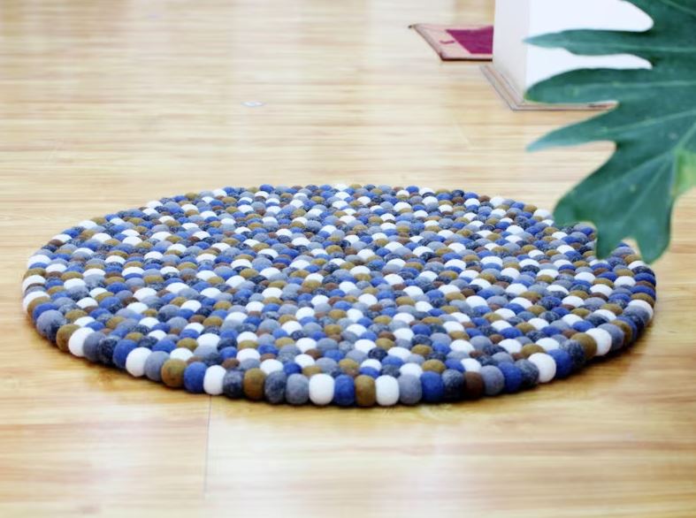 Tapis rond en feutre de laine mélangé bleu-marron fait à la main