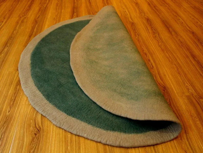 Tappeto rotondo in feltro di lana grigio-verde fatto a mano, moderno tappetino da pavimento